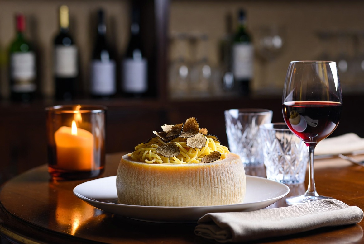 Taglierini mit schwarzen Trüffeln in der Parmesanform